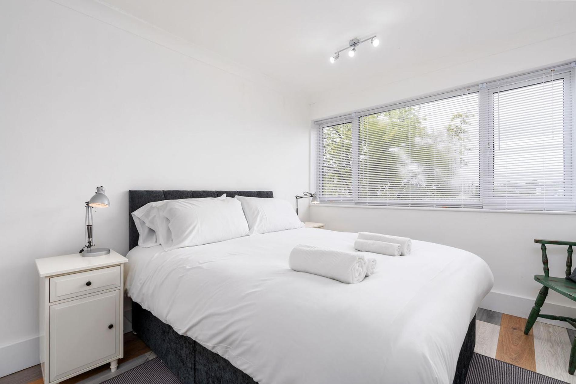 Apartment Chic 3 Bedroom With Balcony & Free Parking *