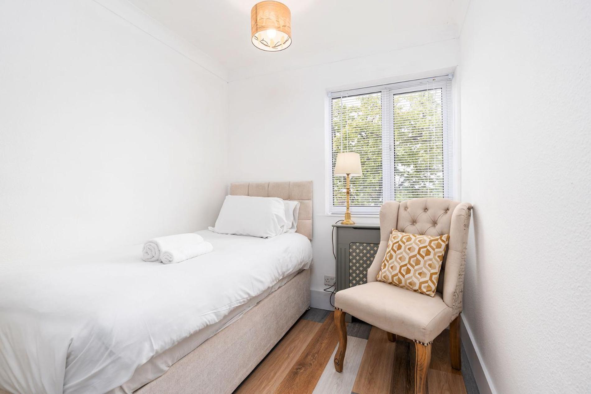 Chic 3 Bedroom With Balcony & Free Parking *