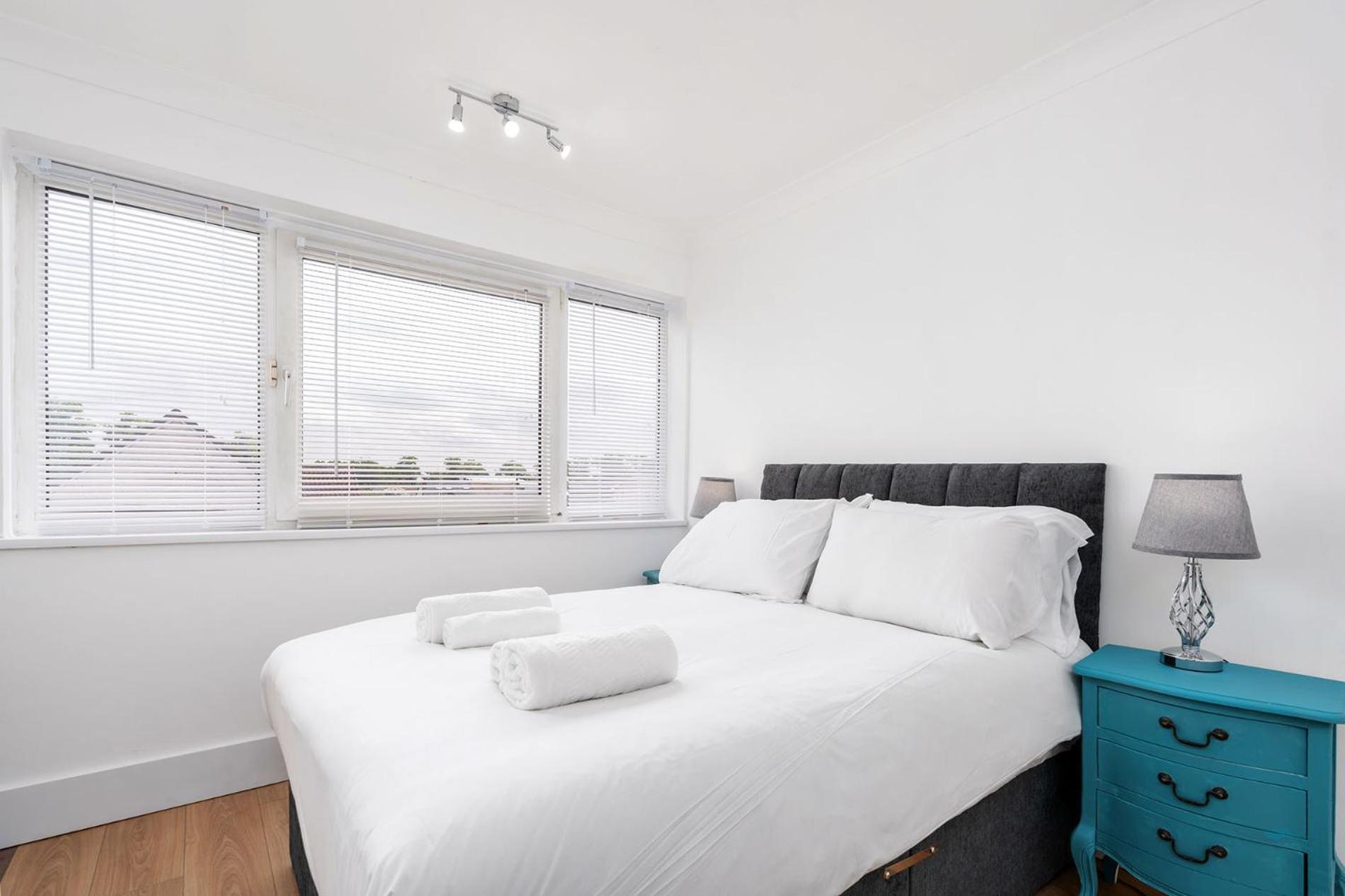 Apartment Chic 3 Bedroom With Balcony & Free Parking *