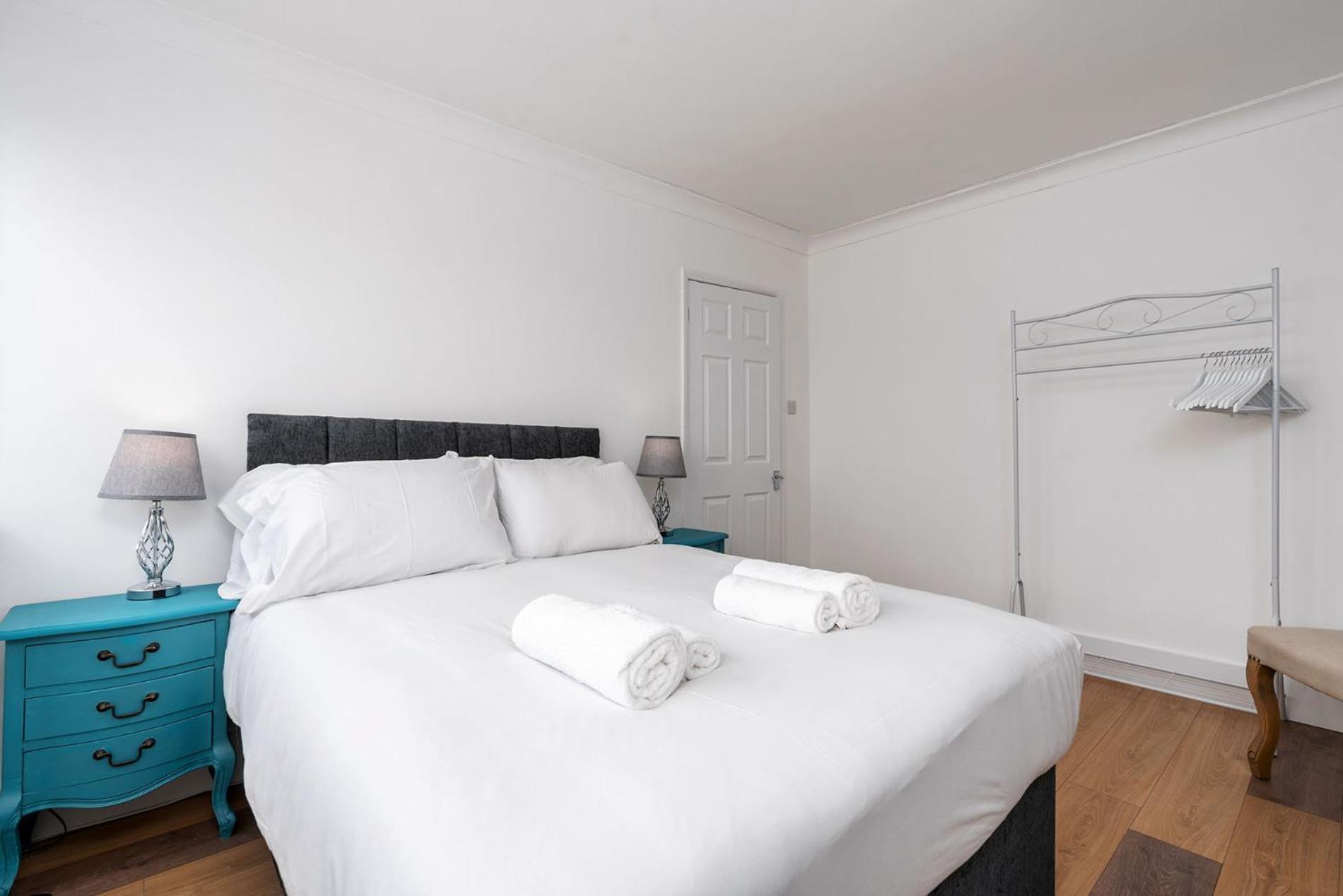 Chic 3 Bedroom With Balcony & Free Parking Leeds (West Yorkshire)