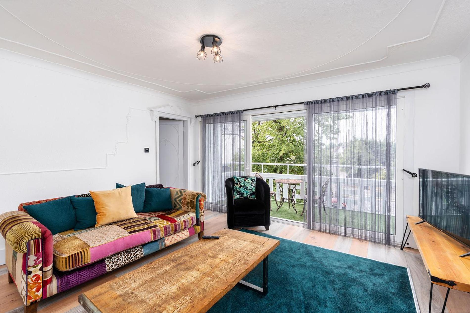 Chic 3 Bedroom With Balcony & Free Parking
