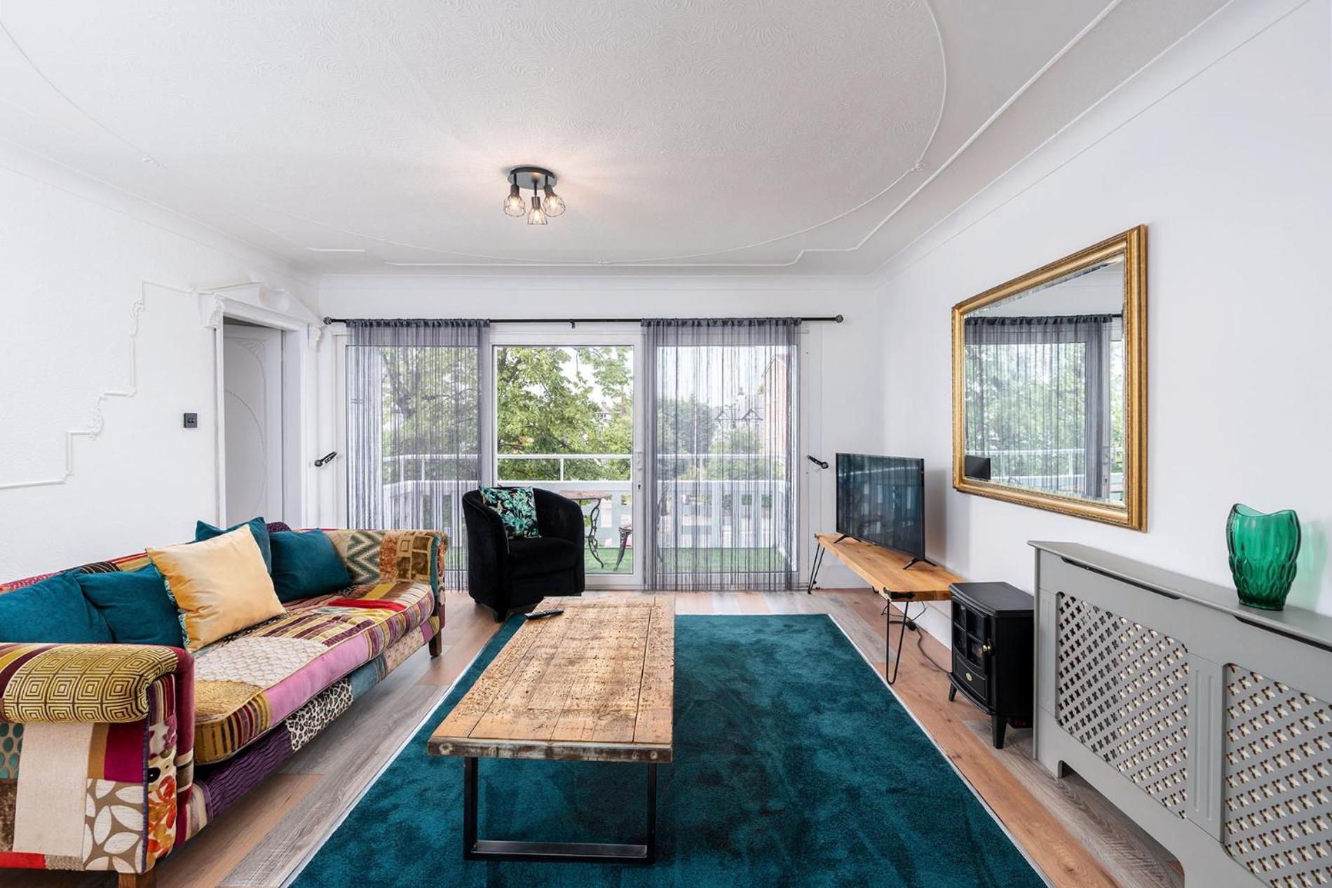 Chic 3 Bedroom With Balcony & Free Parking Apartment *