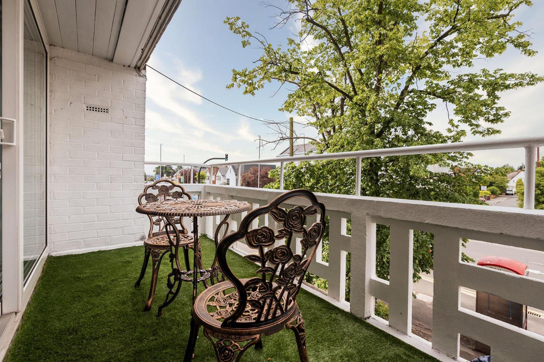 Apartment Chic 3 Bedroom With Balcony & Free Parking *