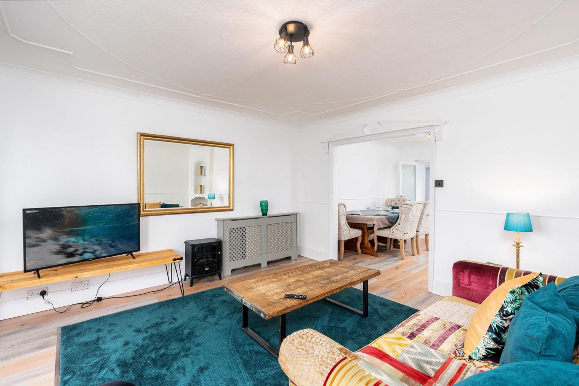 Chic 3 Bedroom With Balcony & Free Parking Leeds (West Yorkshire)